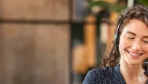 Kvinna arbetar på IT-support för företag