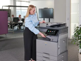 Mensen bij de printer