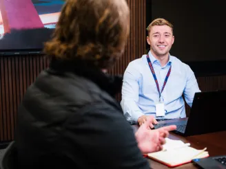 IT support expert in a consultation