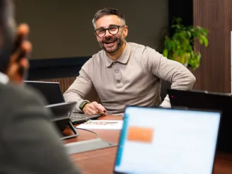 It support technician with client