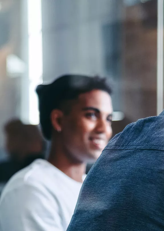 Medarbetare på kontor med antivirus för företag